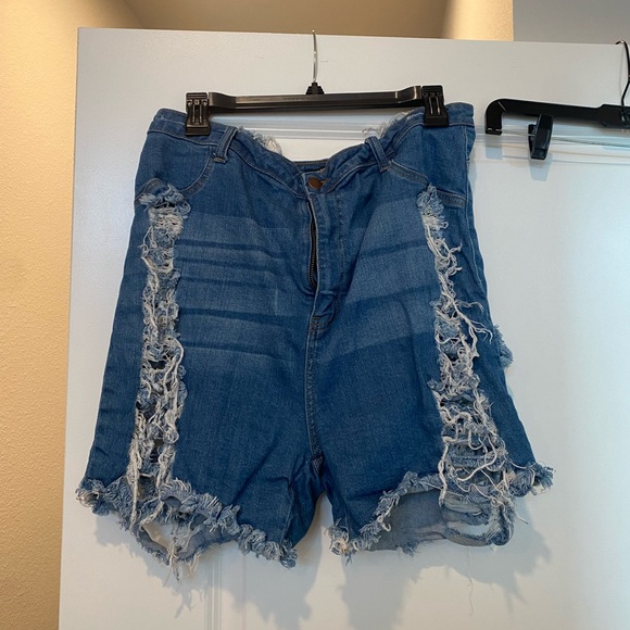 Cup up Shorts - Picture 2 of 2